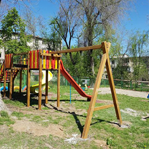 Instalarea terenului de joacă modern
